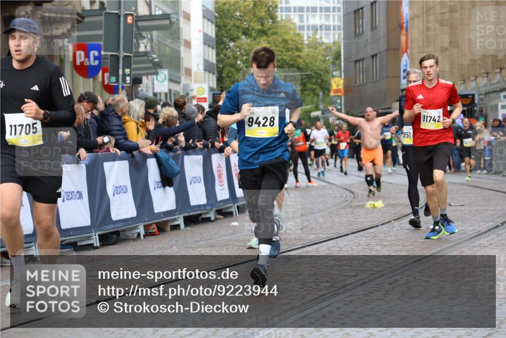 05.10.2025 - 20. swb-Marathon Bremen Strokosch-Dieckow http://msf.ph/oto/9223944 05.10.2025 10:47:24 Ziel 9244, 9428, 9670, 10319, 10637, 10667, 10951, 11498, 11705, 11742 meine-sportfotos.de