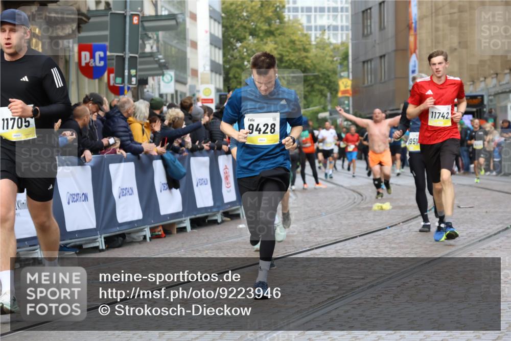 05.10.2025 - 20. swb-Marathon Bremen Strokosch-Dieckow http://msf.ph/oto/9223946 05.10.2025 10:47:24 Ziel 9244, 9428, 9670, 10319, 10637, 10667, 10951, 11498, 11705, 11742 meine-sportfotos.de