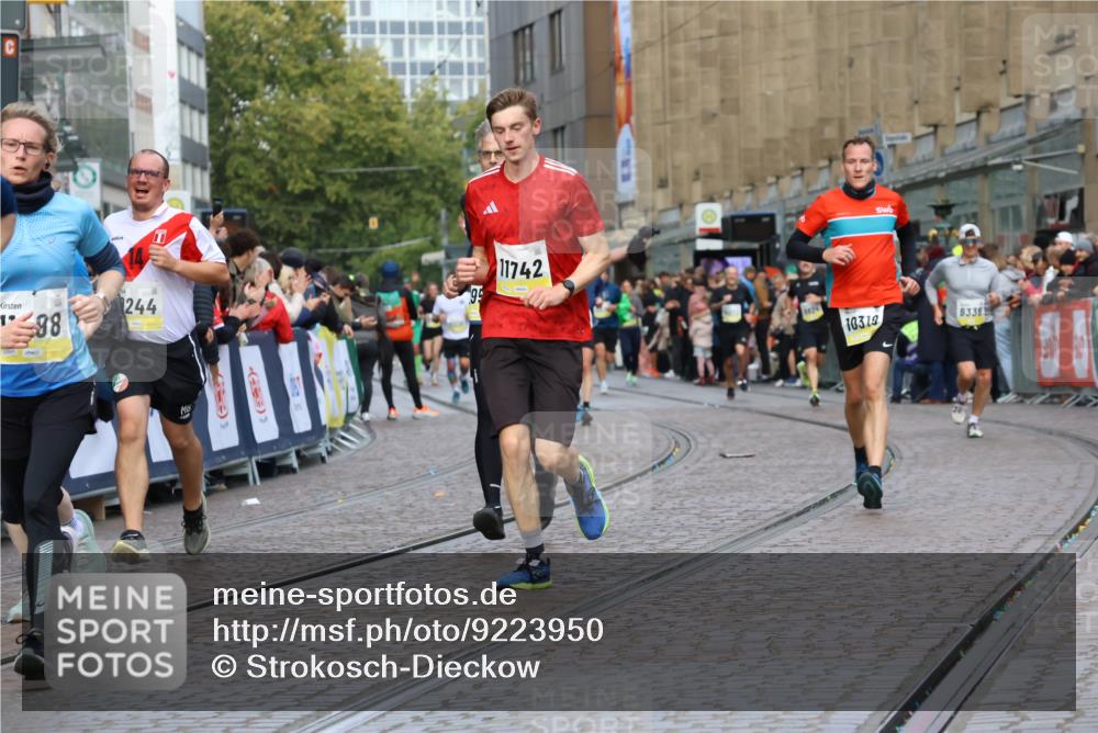 05.10.2025 - 20. swb-Marathon Bremen Strokosch-Dieckow http://msf.ph/oto/9223950 05.10.2025 10:47:25 Ziel 9244, 9428, 10319, 10637, 10667, 10951, 11498, 11705, 11742 meine-sportfotos.de