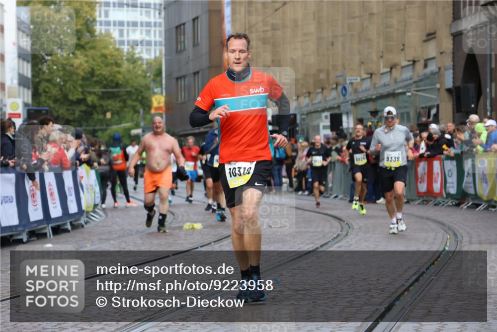 05.10.2025 - 20. swb-Marathon Bremen Strokosch-Dieckow http://msf.ph/oto/9223958 05.10.2025 10:47:28 Ziel 9244, 9339, 9924, 10319, 10637, 10667, 10951, 11498, 11742 meine-sportfotos.de