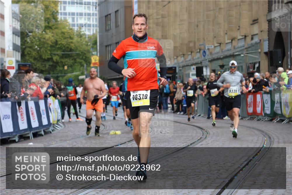 05.10.2025 - 20. swb-Marathon Bremen Strokosch-Dieckow http://msf.ph/oto/9223962 05.10.2025 10:47:28 Ziel 9244, 9339, 9924, 10319, 10637, 10667, 10951, 11498, 11742 meine-sportfotos.de