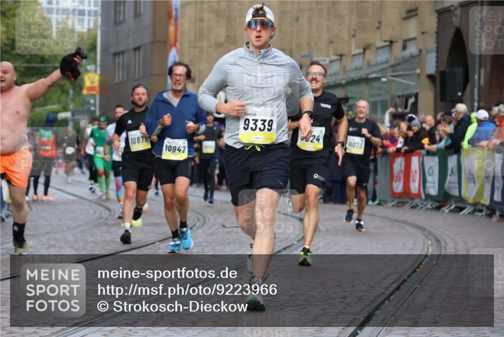 05.10.2025 - 20. swb-Marathon Bremen Strokosch-Dieckow http://msf.ph/oto/9223966 05.10.2025 10:47:33 Ziel 9339, 9377, 9924, 10073, 10850, 10875, 10947, 11330 meine-sportfotos.de