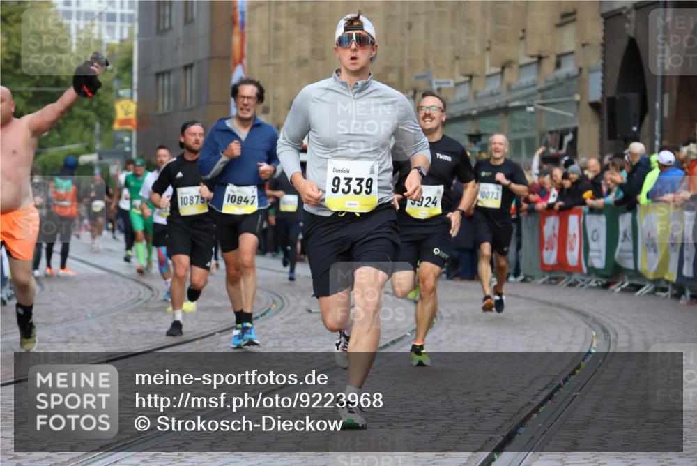 05.10.2025 - 20. swb-Marathon Bremen Strokosch-Dieckow http://msf.ph/oto/9223968 05.10.2025 10:47:33 Ziel 9339, 9377, 9924, 10073, 10850, 10875, 10947, 11330 meine-sportfotos.de