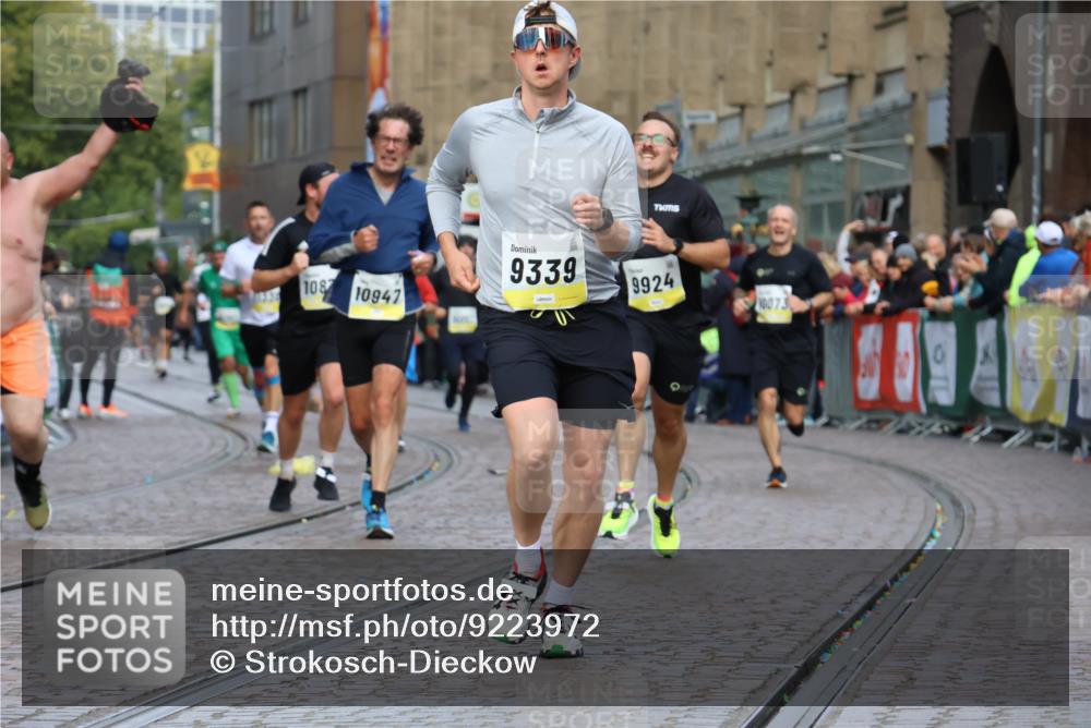 05.10.2025 - 20. swb-Marathon Bremen Strokosch-Dieckow http://msf.ph/oto/9223972 05.10.2025 10:47:33 Ziel 9339, 9377, 9924, 10073, 10850, 10875, 10947, 11330 meine-sportfotos.de