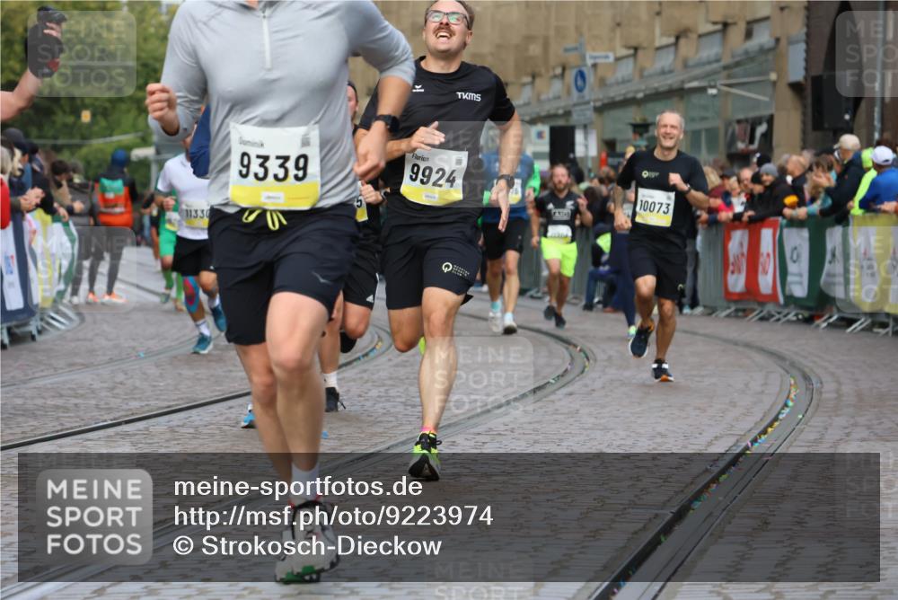 05.10.2025 - 20. swb-Marathon Bremen Strokosch-Dieckow http://msf.ph/oto/9223974 05.10.2025 10:47:34 Ziel 9339, 9377, 9924, 10073, 10676, 10850, 10875, 10947, 11330, 11409, 11708 meine-sportfotos.de