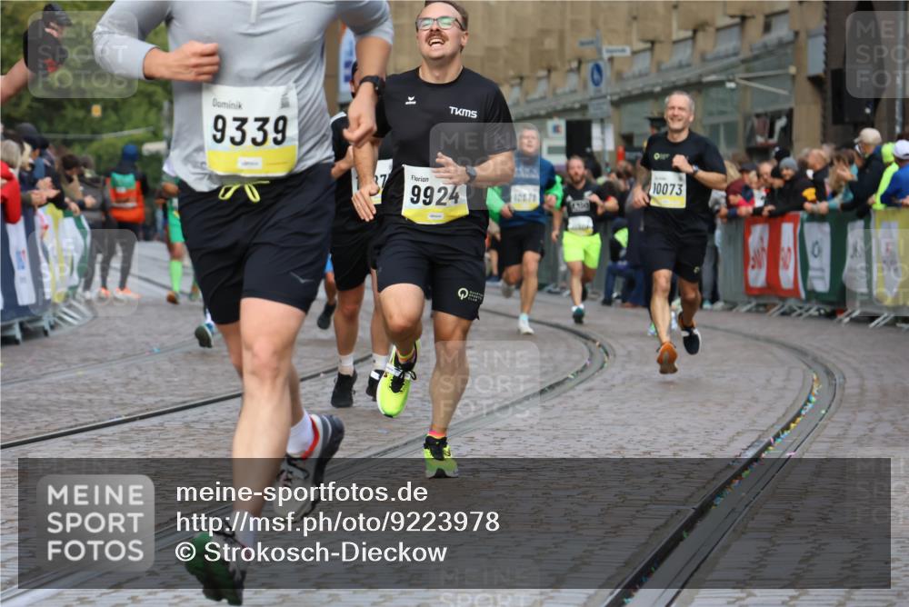 05.10.2025 - 20. swb-Marathon Bremen Strokosch-Dieckow http://msf.ph/oto/9223978 05.10.2025 10:47:34 Ziel 9339, 9377, 9924, 10073, 10676, 10850, 10875, 10947, 11330, 11409, 11708 meine-sportfotos.de