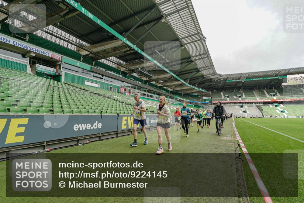 05.10.2025 - 20. swb-Marathon Bremen Michael Burmester http://msf.ph/oto/9224145 05.10.2025 10:31:44 Laufen im Stadion 7193, 7251, 8888, 9004, 9172, 9196, 9226, 9252, 9256, 9263, 9267, 9287, 9337, 9415, 9431, 9449, 9457, 9506, 9581, 9584, 9715, 9742, 9791, 9807, 9852, 9871, 9903, 9934, 10014, 10016, 10019, 10020, 10029, 10038, 10057, 10064, 10163, 10199, 10206, 10222, 10226, 10240, 10242, 10279, 10296, 10310, 10317, 10321, 10327, 10335, 10356, 10369, 10438, 10468, 10514, 10537, 10543, 10609, 10616, 10636, 10638, 10655, 10662, 10668, 10669, 10698, 10719, 10743, 10785, 9214 meine-sportfotos.de