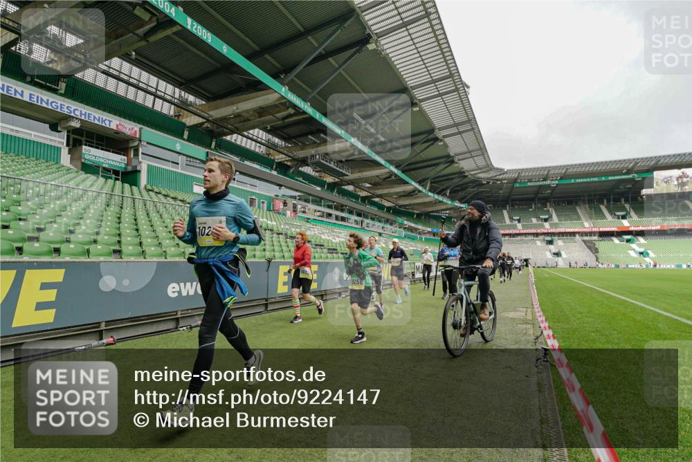 05.10.2025 - 20. swb-Marathon Bremen Michael Burmester http://msf.ph/oto/9224147 05.10.2025 10:31:46 Laufen im Stadion 7193, 7251, 8118, 8888, 9004, 9172, 9196, 9226, 9252, 9256, 9263, 9267, 9287, 9337, 9415, 9431, 9449, 9457, 9506, 9581, 9584, 9715, 9742, 9791, 9807, 9852, 9871, 9903, 9934, 10014, 10016, 10019, 10020, 10029, 10038, 10057, 10064, 10075, 10163, 10199, 10206, 10222, 10226, 10240, 10242, 10279, 10296, 10310, 10317, 10321, 10327, 10335, 10356, 10369, 10438, 10468, 10514, 10537, 10543, 10609, 10616, 10636, 10638, 10655, 10662, 10668, 10669, 10698, 10719, 10743, 10785 meine-sportfotos.de