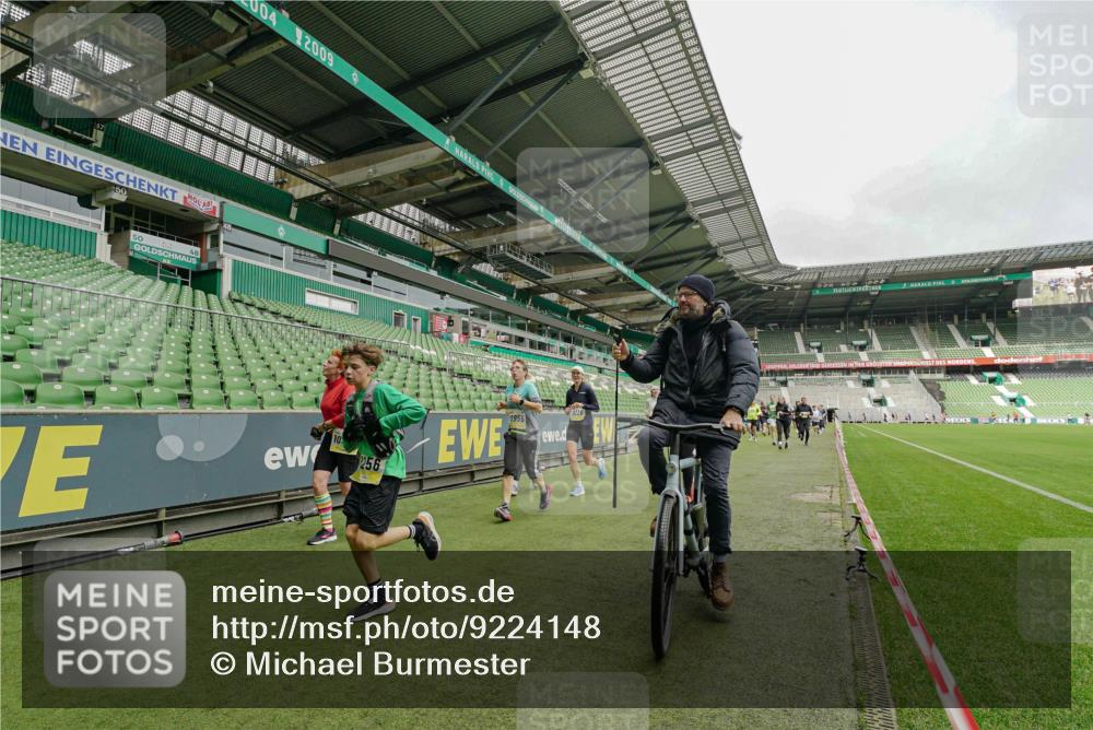 05.10.2025 - 20. swb-Marathon Bremen Michael Burmester http://msf.ph/oto/9224148 05.10.2025 10:31:47 Laufen im Stadion 7193, 7251, 8118, 8888, 9004, 9172, 9196, 9226, 9252, 9256, 9263, 9267, 9287, 9337, 9415, 9427, 9431, 9449, 9457, 9506, 9581, 9584, 9715, 9742, 9791, 9807, 9852, 9871, 9903, 9934, 10014, 10016, 10019, 10020, 10029, 10038, 10057, 10064, 10075, 10163, 10199, 10206, 10222, 10226, 10240, 10242, 10279, 10296, 10310, 10317, 10321, 10327, 10335, 10356, 10369, 10438, 10468, 10537, 10543, 10609, 10616, 10636, 10638, 10655, 10662, 10668, 10669, 10698, 10719, 10743, 10785 meine-sportfotos.de