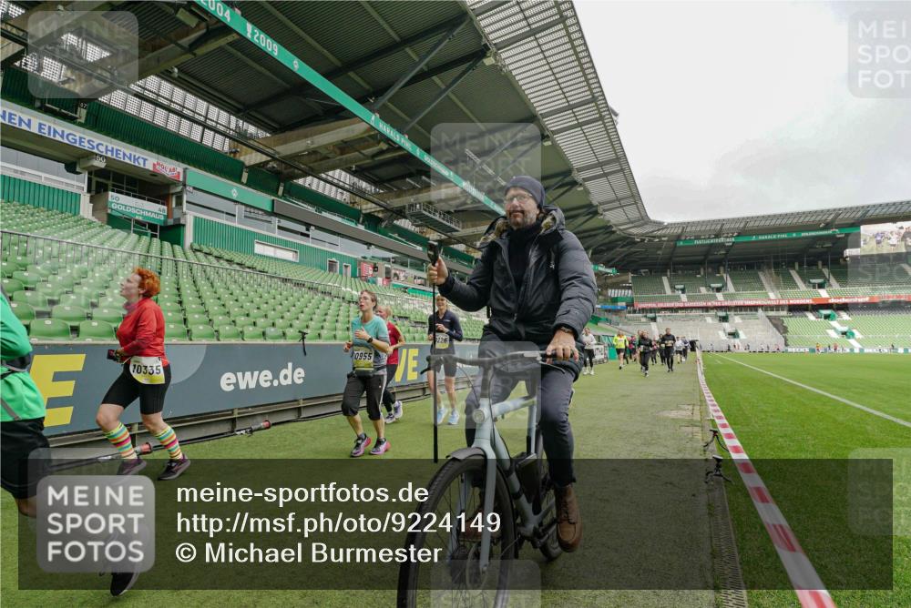 05.10.2025 - 20. swb-Marathon Bremen Michael Burmester http://msf.ph/oto/9224149 05.10.2025 10:31:47 Laufen im Stadion 7193, 7251, 8118, 8888, 9004, 9172, 9196, 9226, 9252, 9256, 9263, 9267, 9287, 9337, 9415, 9427, 9431, 9449, 9457, 9506, 9581, 9584, 9715, 9742, 9791, 9807, 9852, 9871, 9903, 9934, 10014, 10016, 10019, 10020, 10029, 10038, 10057, 10064, 10075, 10163, 10199, 10206, 10222, 10226, 10240, 10242, 10279, 10296, 10310, 10317, 10321, 10327, 10335, 10356, 10369, 10438, 10468, 10537, 10543, 10609, 10616, 10636, 10638, 10655, 10662, 10668, 10669, 10698, 10719, 10743, 10785 meine-sportfotos.de