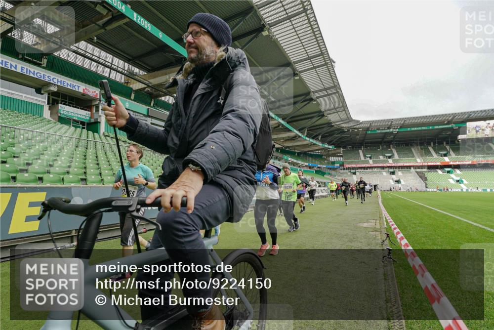 05.10.2025 - 20. swb-Marathon Bremen Michael Burmester http://msf.ph/oto/9224150 05.10.2025 10:31:48 Laufen im Stadion 7193, 7251, 8118, 8888, 9004, 9172, 9196, 9226, 9252, 9256, 9267, 9287, 9337, 9415, 9427, 9431, 9449, 9457, 9506, 9581, 9584, 9715, 9742, 9791, 9807, 9852, 9871, 9903, 9934, 10014, 10016, 10019, 10020, 10029, 10038, 10057, 10064, 10075, 10128, 10163, 10199, 10206, 10222, 10226, 10240, 10242, 10262, 10279, 10296, 10310, 10321, 10327, 10335, 10356, 10369, 10438, 10468, 10537, 10543, 10609, 10616, 10636, 10638, 10655, 10662, 10668, 10669, 10698, 10719, 10743, 10785 meine-sportfotos.de