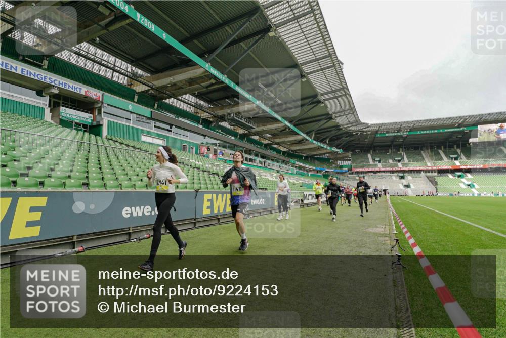 05.10.2025 - 20. swb-Marathon Bremen Michael Burmester http://msf.ph/oto/9224153 05.10.2025 10:31:50 Laufen im Stadion 7193, 7251, 8118, 8888, 9004, 9172, 9196, 9226, 9252, 9256, 9267, 9287, 9337, 9415, 9427, 9431, 9457, 9506, 9581, 9584, 9621, 9701, 9742, 9791, 9807, 9852, 9871, 9903, 10014, 10016, 10019, 10020, 10029, 10038, 10057, 10064, 10075, 10128, 10163, 10199, 10206, 10222, 10226, 10240, 10242, 10262, 10279, 10296, 10310, 10321, 10327, 10335, 10356, 10369, 10438, 10468, 10537, 10543, 10609, 10616, 10636, 10638, 10655, 10662, 10668, 10669, 10698, 10719, 10743, 10785 meine-sportfotos.de