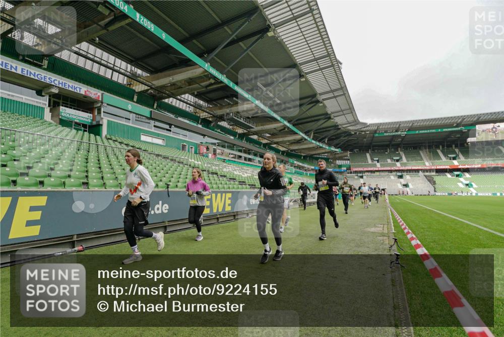 05.10.2025 - 20. swb-Marathon Bremen Michael Burmester http://msf.ph/oto/9224155 05.10.2025 10:31:52 Laufen im Stadion 7193, 7251, 8118, 8888, 9004, 9172, 9196, 9226, 9252, 9256, 9287, 9337, 9415, 9427, 9431, 9457, 9506, 9581, 9621, 9701, 9791, 9807, 9852, 9871, 9903, 9956, 10014, 10019, 10020, 10029, 10038, 10057, 10064, 10075, 10128, 10163, 10199, 10206, 10222, 10226, 10240, 10242, 10262, 10279, 10296, 10310, 10321, 10327, 10335, 10356, 10369, 10438, 10468, 10537, 10543, 10609, 10616, 10636, 10638, 10655, 10662, 10668, 10669, 10698, 10719, 10743, 10785, 9267 meine-sportfotos.de