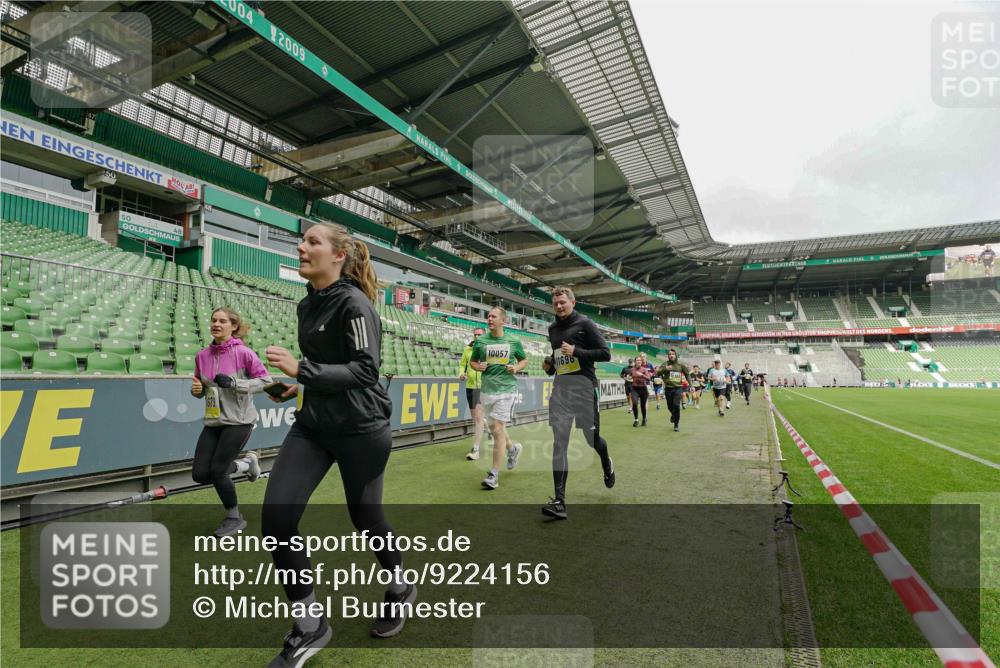 05.10.2025 - 20. swb-Marathon Bremen Michael Burmester http://msf.ph/oto/9224156 05.10.2025 10:31:53 Laufen im Stadion 7193, 7251, 8118, 8888, 9004, 9172, 9196, 9226, 9252, 9256, 9287, 9337, 9415, 9427, 9431, 9457, 9506, 9581, 9621, 9701, 9791, 9807, 9852, 9871, 9903, 9956, 10014, 10019, 10020, 10029, 10038, 10057, 10064, 10075, 10128, 10163, 10199, 10206, 10222, 10226, 10240, 10242, 10262, 10279, 10296, 10310, 10321, 10327, 10335, 10369, 10438, 10468, 10537, 10543, 10609, 10616, 10636, 10638, 10655, 10662, 10668, 10669, 10698, 10719, 10743, 10785, 9267 meine-sportfotos.de