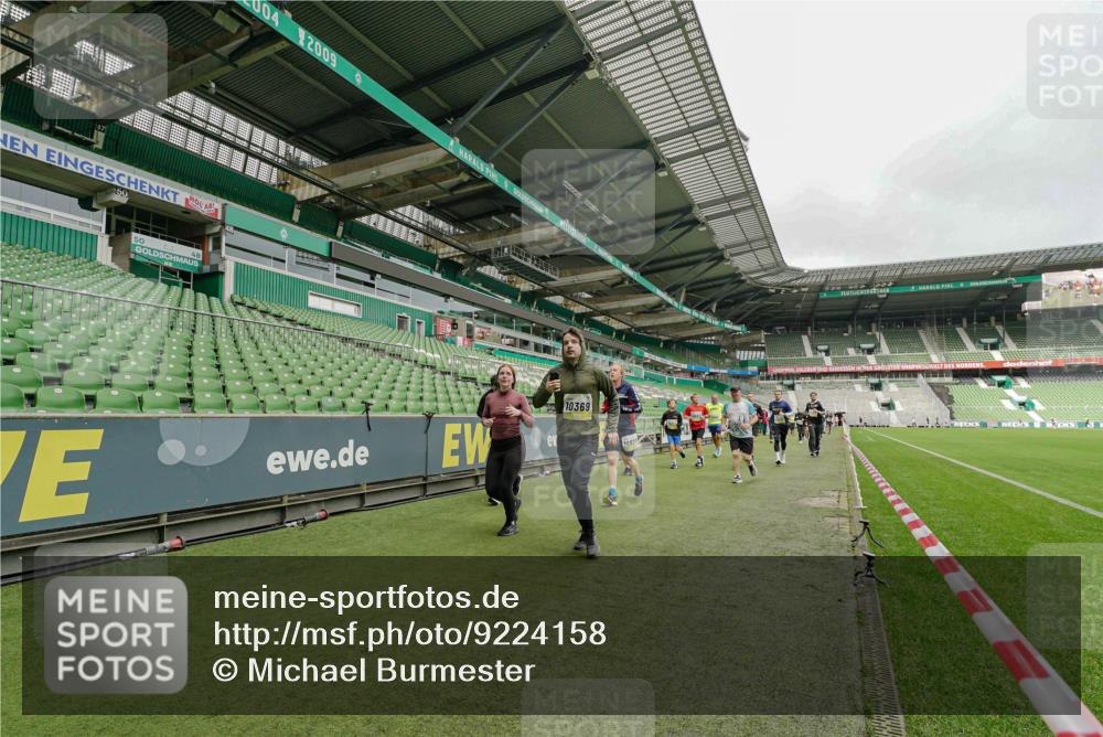 05.10.2025 - 20. swb-Marathon Bremen Michael Burmester http://msf.ph/oto/9224158 05.10.2025 10:31:56 Laufen im Stadion 7193, 7251, 8118, 8888, 9004, 9172, 9196, 9226, 9252, 9256, 9287, 9337, 9415, 9427, 9431, 9457, 9506, 9581, 9621, 9701, 9776, 9807, 9871, 9903, 9956, 10014, 10019, 10020, 10029, 10038, 10057, 10064, 10075, 10128, 10163, 10199, 10206, 10222, 10226, 10240, 10242, 10262, 10279, 10296, 10310, 10327, 10335, 10369, 10438, 10468, 10537, 10543, 10609, 10616, 10655, 10662, 10668, 10669, 10698, 10719, 10743, 10785, 9267, 9431 meine-sportfotos.de