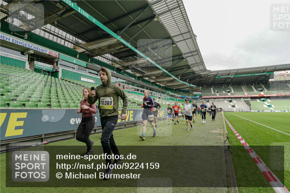 05.10.2025 - 20. swb-Marathon Bremen Michael Burmester http://msf.ph/oto/9224159 05.10.2025 10:31:56 Laufen im Stadion 7193, 7251, 8118, 8888, 9004, 9172, 9196, 9226, 9252, 9256, 9287, 9337, 9415, 9427, 9431, 9457, 9506, 9581, 9621, 9701, 9776, 9807, 9871, 9903, 9956, 10014, 10019, 10020, 10029, 10038, 10057, 10064, 10075, 10128, 10163, 10199, 10206, 10222, 10226, 10240, 10242, 10262, 10279, 10296, 10310, 10327, 10335, 10369, 10438, 10468, 10537, 10543, 10609, 10616, 10655, 10662, 10668, 10669, 10698, 10719, 10743, 10785, 9267, 9431 meine-sportfotos.de