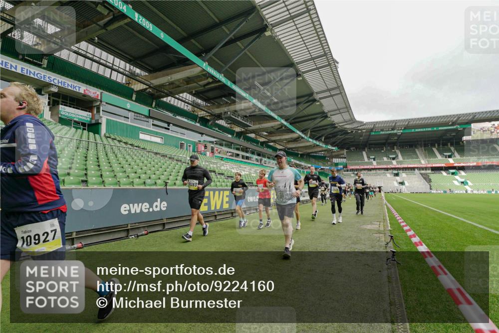 05.10.2025 - 20. swb-Marathon Bremen Michael Burmester http://msf.ph/oto/9224160 05.10.2025 10:31:58 Laufen im Stadion 7193, 7251, 8118, 8326, 8333, 8888, 9004, 9172, 9196, 9226, 9252, 9256, 9415, 9427, 9457, 9506, 9581, 9621, 9701, 9776, 9807, 9871, 9903, 9956, 10014, 10019, 10020, 10029, 10038, 10057, 10064, 10075, 10128, 10206, 10222, 10226, 10242, 10262, 10279, 10296, 10310, 10327, 10335, 10369, 10438, 10468, 10543, 10609, 10616, 10655, 10662, 10668, 10669, 10698, 10719, 10743, 10785, 9267, 9287, 9337, 9431 meine-sportfotos.de