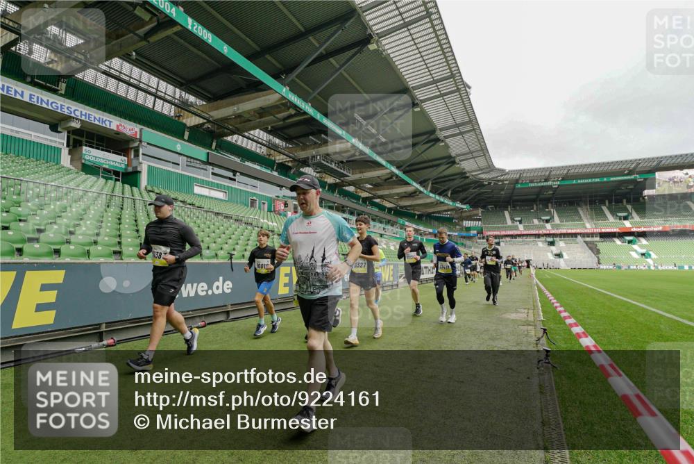 05.10.2025 - 20. swb-Marathon Bremen Michael Burmester http://msf.ph/oto/9224161 05.10.2025 10:31:59 Laufen im Stadion 7193, 7251, 8118, 8326, 8333, 8888, 9004, 9172, 9196, 9226, 9252, 9256, 9415, 9427, 9457, 9506, 9581, 9621, 9701, 9776, 9807, 9871, 9903, 9956, 10014, 10019, 10020, 10029, 10038, 10057, 10064, 10075, 10128, 10206, 10222, 10226, 10242, 10262, 10279, 10296, 10310, 10327, 10335, 10369, 10438, 10468, 10543, 10609, 10616, 10655, 10662, 10668, 10698, 10719, 10743, 10785, 7251, 9252, 9267, 9287, 9337, 9431 meine-sportfotos.de