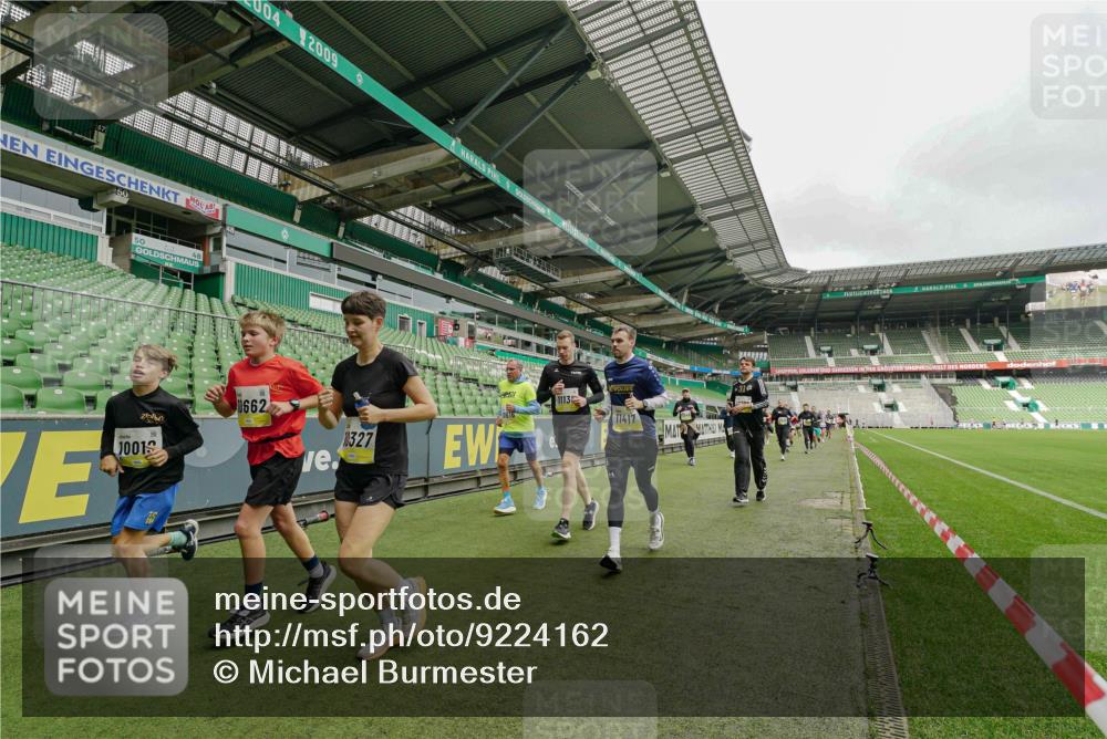 05.10.2025 - 20. swb-Marathon Bremen Michael Burmester http://msf.ph/oto/9224162 05.10.2025 10:32:00 Laufen im Stadion 7193, 8118, 8326, 8333, 8888, 9004, 9172, 9196, 9226, 9256, 9415, 9427, 9439, 9457, 9506, 9581, 9621, 9701, 9776, 9807, 9871, 9903, 9956, 10014, 10019, 10020, 10029, 10038, 10057, 10064, 10075, 10128, 10206, 10215, 10222, 10226, 10242, 10262, 10279, 10296, 10310, 10327, 10335, 10369, 10438, 10460, 10468, 10543, 10609, 10616, 10655, 10662, 10668, 10698, 10719, 10743, 10785, 7251, 9004, 9252, 9267, 9287, 9337, 9431 meine-sportfotos.de