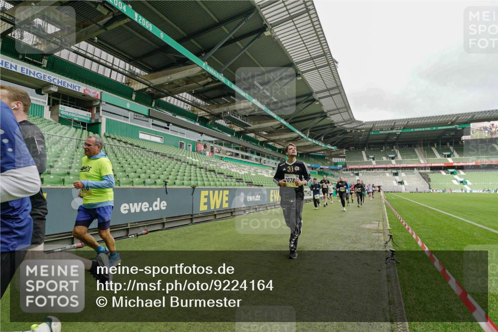 05.10.2025 - 20. swb-Marathon Bremen Michael Burmester http://msf.ph/oto/9224164 05.10.2025 10:32:01 Laufen im Stadion 7193, 8118, 8326, 8333, 8888, 9172, 9196, 9226, 9256, 9415, 9427, 9439, 9457, 9506, 9581, 9621, 9701, 9776, 9807, 9834, 9871, 9903, 9956, 10014, 10019, 10020, 10029, 10038, 10057, 10064, 10075, 10128, 10206, 10215, 10222, 10226, 10242, 10262, 10279, 10296, 10310, 10327, 10335, 10369, 10438, 10460, 10468, 10616, 10655, 10662, 10668, 10698, 10719, 10743, 10785, 7251, 9004, 9252, 9267, 9287, 9337, 9431, 9457 meine-sportfotos.de