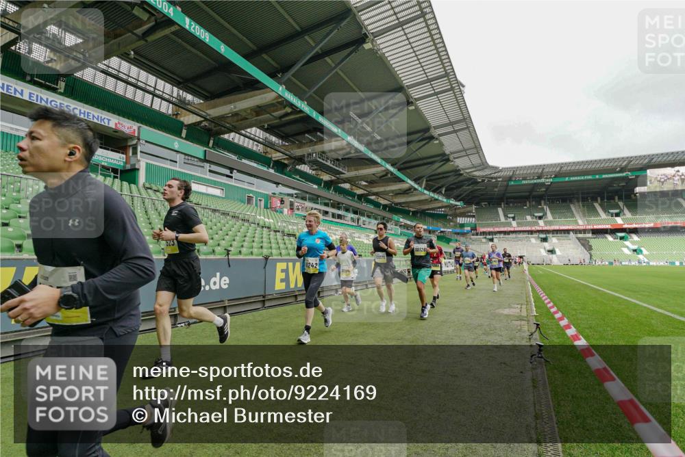 05.10.2025 - 20. swb-Marathon Bremen Michael Burmester http://msf.ph/oto/9224169 05.10.2025 10:32:06 Laufen im Stadion 7193, 8118, 8326, 8333, 8888, 9172, 9176, 9196, 9226, 9256, 9268, 9284, 9313, 9415, 9427, 9436, 9439, 9506, 9517, 9581, 9621, 9701, 9776, 9807, 9830, 9834, 9868, 9871, 9903, 9956, 9957, 9985, 10014, 10019, 10020, 10029, 10038, 10057, 10064, 10075, 10128, 10206, 10215, 10222, 10226, 10242, 10262, 10296, 10310, 10327, 10335, 10369, 10460, 10468, 10616, 10655, 10662, 10668, 10698, 10719, 10743, 10785, 7251, 9004, 9252, 9267, 9287, 9337, 9431, 9457 meine-sportfotos.de