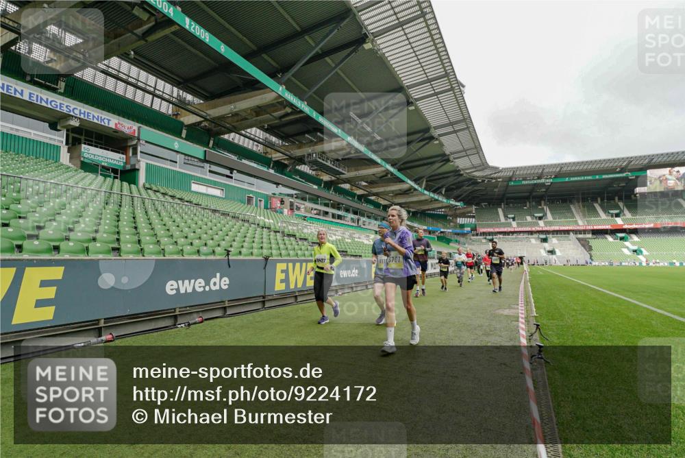 05.10.2025 - 20. swb-Marathon Bremen Michael Burmester http://msf.ph/oto/9224172 05.10.2025 10:32:09 Laufen im Stadion 7193, 8118, 8326, 8333, 8888, 9176, 9226, 9256, 9268, 9284, 9313, 9415, 9427, 9436, 9439, 9506, 9517, 9581, 9621, 9701, 9776, 9807, 9830, 9834, 9868, 9871, 9903, 9956, 9957, 9985, 10014, 10019, 10020, 10029, 10038, 10057, 10064, 10075, 10128, 10206, 10215, 10226, 10242, 10262, 10296, 10310, 10327, 10335, 10369, 10385, 10416, 10460, 10468, 10616, 10655, 10662, 10698, 10719, 10743, 10785, 7251, 9004, 9172, 9196, 9252, 9267, 9287, 9337, 9431, 9457, 10222 meine-sportfotos.de