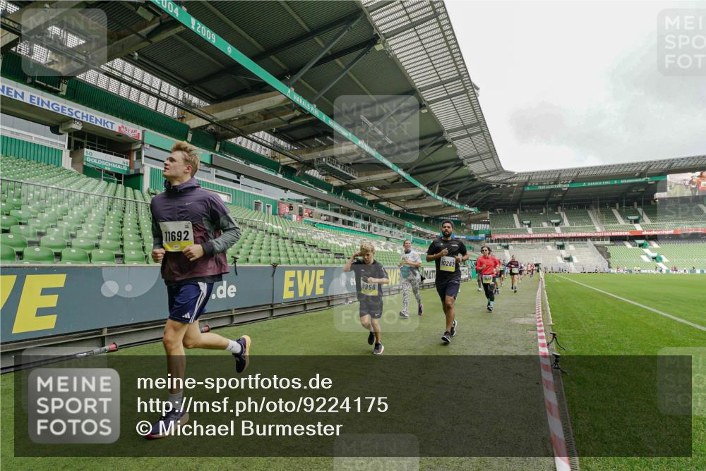 05.10.2025 - 20. swb-Marathon Bremen Michael Burmester http://msf.ph/oto/9224175 05.10.2025 10:32:13 Laufen im Stadion 7193, 8118, 8326, 8333, 8888, 9176, 9226, 9238, 9256, 9268, 9284, 9313, 9415, 9427, 9436, 9439, 9456, 9514, 9517, 9581, 9621, 9701, 9776, 9807, 9830, 9834, 9868, 9871, 9903, 9956, 9957, 9985, 10014, 10019, 10020, 10029, 10038, 10057, 10064, 10075, 10128, 10206, 10215, 10226, 10242, 10262, 10296, 10310, 10327, 10335, 10369, 10385, 10388, 10416, 10460, 10468, 10616, 10662, 10719, 10785, 7251, 9004, 9172, 9196, 9252, 9287, 9337, 9431, 9457, 9506, 10222 meine-sportfotos.de