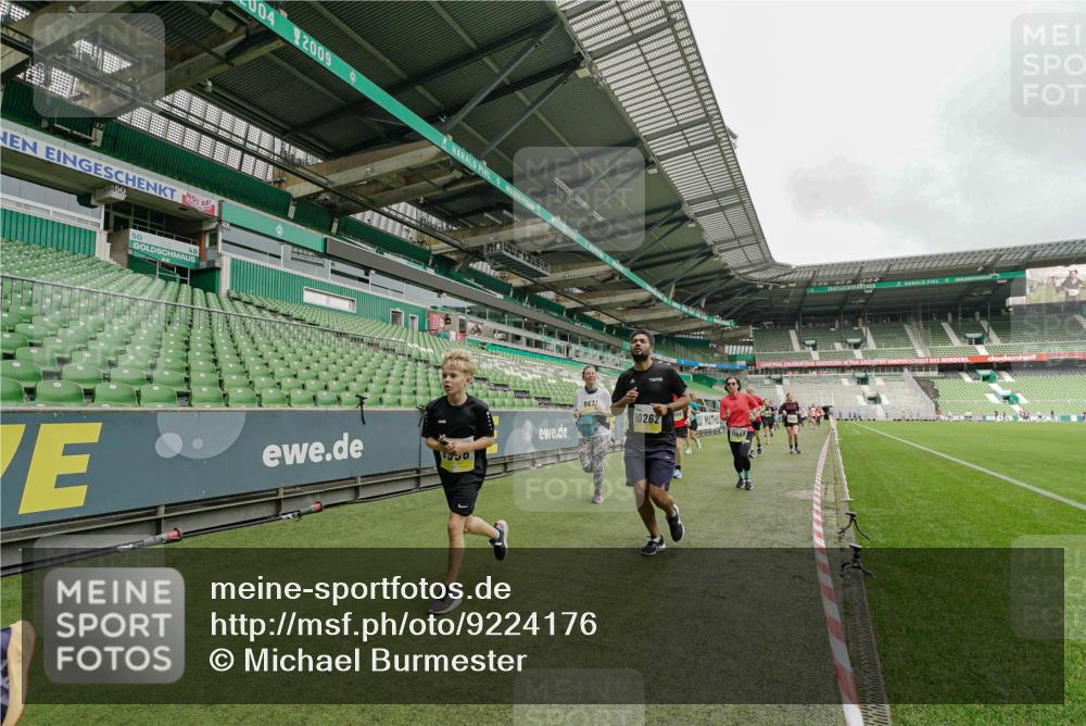 05.10.2025 - 20. swb-Marathon Bremen Michael Burmester http://msf.ph/oto/9224176 05.10.2025 10:32:13 Laufen im Stadion 7193, 8118, 8326, 8333, 8888, 9176, 9226, 9238, 9256, 9268, 9284, 9313, 9415, 9427, 9436, 9439, 9456, 9514, 9517, 9581, 9621, 9701, 9776, 9807, 9830, 9834, 9868, 9871, 9903, 9956, 9957, 9985, 10014, 10019, 10020, 10029, 10038, 10057, 10064, 10075, 10128, 10206, 10215, 10226, 10242, 10262, 10296, 10310, 10327, 10335, 10369, 10385, 10388, 10416, 10460, 10468, 10616, 10662, 10719, 10785, 7251, 9004, 9172, 9196, 9252, 9287, 9337, 9431, 9457, 9506, 10222 meine-sportfotos.de