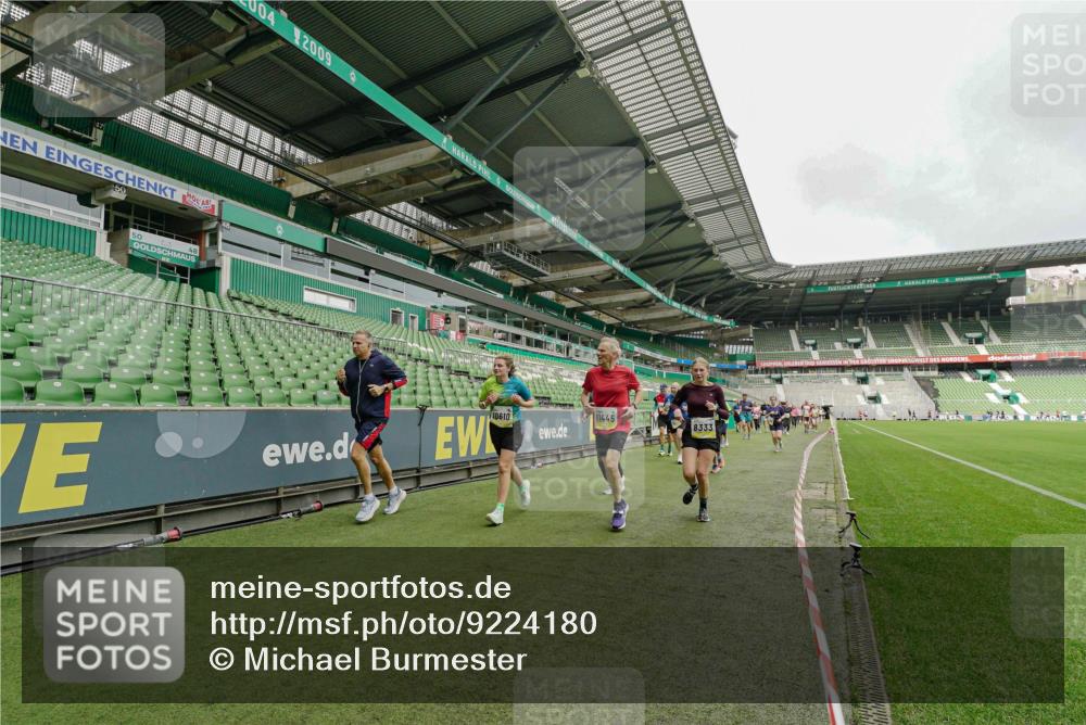 05.10.2025 - 20. swb-Marathon Bremen Michael Burmester http://msf.ph/oto/9224180 05.10.2025 10:32:17 Laufen im Stadion 7165, 7193, 8118, 8326, 8333, 8888, 9176, 9226, 9238, 9256, 9268, 9284, 9313, 9415, 9427, 9436, 9439, 9456, 9514, 9517, 9581, 9621, 9701, 9776, 9807, 9830, 9834, 9868, 9871, 9956, 9957, 9985, 10019, 10020, 10029, 10038, 10046, 10057, 10064, 10075, 10128, 10206, 10215, 10226, 10242, 10262, 10296, 10310, 10327, 10335, 10369, 10385, 10388, 10416, 10460, 10468, 10487, 10616, 10662, 10719, 10785, 7251, 9004, 9172, 9196, 9252, 9287, 9337, 9457, 9506, 9903, 10014, 10222 meine-sportfotos.de