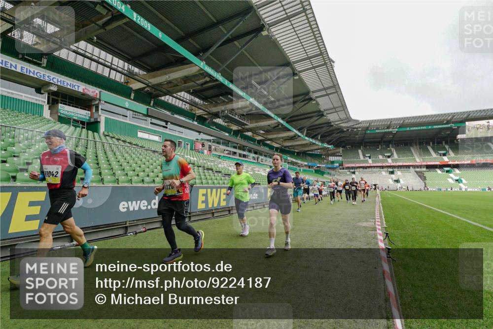 05.10.2025 - 20. swb-Marathon Bremen Michael Burmester http://msf.ph/oto/9224187 05.10.2025 10:32:21 Laufen im Stadion 7165, 7193, 8118, 8326, 8333, 8888, 9176, 9226, 9238, 9256, 9268, 9284, 9313, 9415, 9427, 9436, 9439, 9456, 9494, 9514, 9517, 9548, 9581, 9621, 9701, 9776, 9807, 9830, 9834, 9868, 9871, 9956, 9957, 9985, 10019, 10029, 10038, 10046, 10057, 10064, 10075, 10128, 10206, 10215, 10226, 10242, 10262, 10296, 10310, 10327, 10335, 10369, 10385, 10388, 10416, 10460, 10468, 10487, 10616, 10662, 10785, 9172, 9196, 9457, 9506, 9903, 10014, 10020, 10222, 10719 meine-sportfotos.de