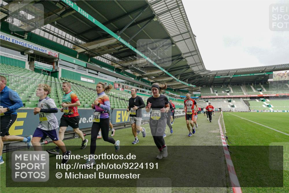 05.10.2025 - 20. swb-Marathon Bremen Michael Burmester http://msf.ph/oto/9224191 05.10.2025 10:32:27 Laufen im Stadion 7165, 7193, 8118, 8326, 8333, 8888, 9176, 9187, 9226, 9238, 9268, 9284, 9313, 9318, 9415, 9427, 9436, 9439, 9456, 9475, 9494, 9514, 9517, 9548, 9621, 9701, 9776, 9807, 9830, 9834, 9868, 9871, 9939, 9956, 9957, 9985, 10007, 10019, 10038, 10046, 10057, 10064, 10075, 10128, 10174, 10215, 10242, 10262, 10326, 10327, 10349, 10369, 10385, 10388, 10416, 10436, 10460, 10468, 10487, 10616, 10662, 10785, 9172, 9196, 9506, 9903, 10014, 10020, 10222, 10719 meine-sportfotos.de