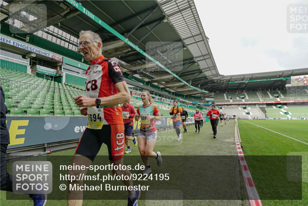 05.10.2025 - 20. swb-Marathon Bremen Michael Burmester http://msf.ph/oto/9224195 05.10.2025 10:32:29 Laufen im Stadion 7165, 7193, 8118, 8326, 8333, 9176, 9187, 9238, 9268, 9284, 9313, 9318, 9407, 9415, 9427, 9436, 9439, 9456, 9475, 9494, 9514, 9517, 9548, 9621, 9701, 9754, 9776, 9807, 9830, 9834, 9868, 9871, 9939, 9956, 9957, 9985, 10007, 10019, 10038, 10046, 10057, 10064, 10075, 10097, 10128, 10174, 10215, 10242, 10262, 10308, 10309, 10326, 10327, 10349, 10369, 10385, 10388, 10416, 10436, 10460, 10468, 10487, 10616, 10662, 10785, 9506, 9903, 10014, 10020, 10719 meine-sportfotos.de