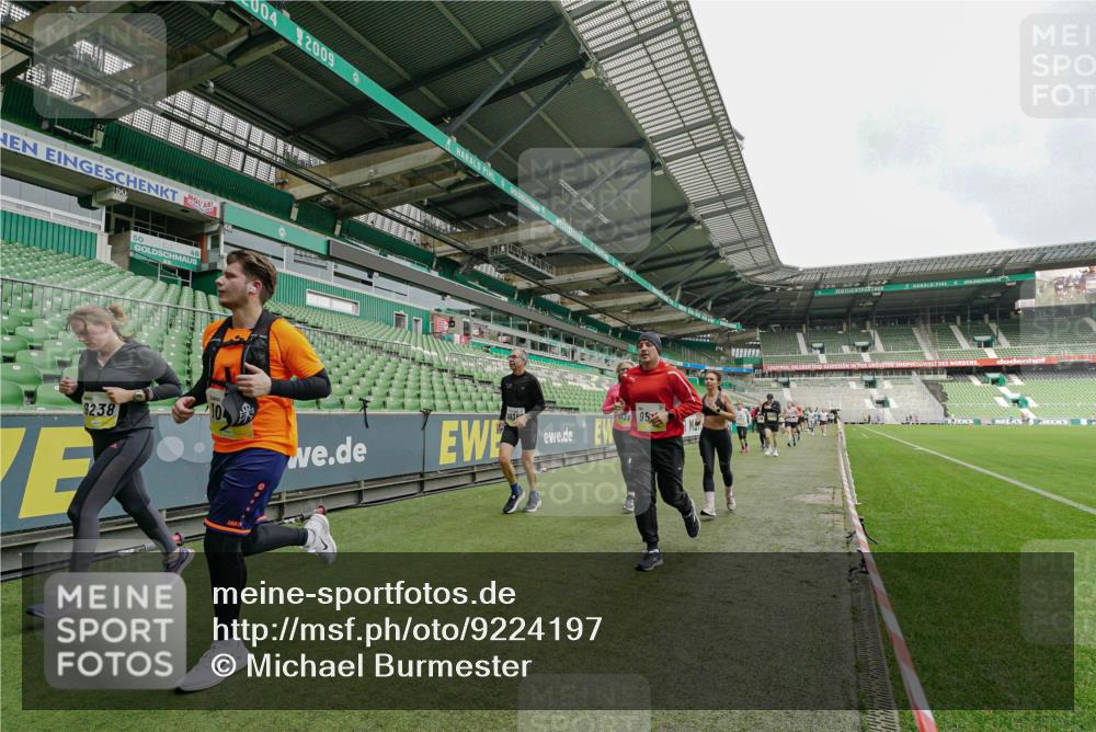 05.10.2025 - 20. swb-Marathon Bremen Michael Burmester http://msf.ph/oto/9224197 05.10.2025 10:32:31 Laufen im Stadion 7165, 7193, 8118, 8326, 8333, 9176, 9187, 9238, 9268, 9284, 9313, 9318, 9407, 9415, 9427, 9436, 9439, 9456, 9464, 9475, 9494, 9514, 9517, 9548, 9621, 9650, 9701, 9754, 9776, 9807, 9830, 9834, 9868, 9939, 9956, 9957, 9985, 10007, 10019, 10038, 10046, 10057, 10064, 10075, 10097, 10128, 10174, 10215, 10242, 10262, 10308, 10309, 10326, 10327, 10349, 10369, 10385, 10388, 10416, 10436, 10460, 10468, 10487, 10616, 10662, 10785, 9506, 9903, 10014, 10020, 10719 meine-sportfotos.de
