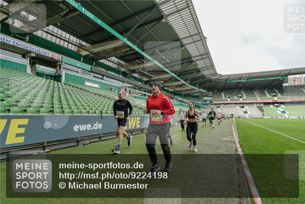 05.10.2025 - 20. swb-Marathon Bremen Michael Burmester http://msf.ph/oto/9224198 05.10.2025 10:32:31 Laufen im Stadion 7165, 7193, 8118, 8326, 8333, 9176, 9187, 9238, 9268, 9284, 9313, 9318, 9407, 9415, 9427, 9436, 9439, 9456, 9464, 9475, 9494, 9514, 9517, 9548, 9621, 9650, 9701, 9754, 9776, 9807, 9830, 9834, 9868, 9939, 9956, 9957, 9985, 10007, 10019, 10038, 10046, 10057, 10064, 10075, 10097, 10128, 10174, 10215, 10242, 10262, 10308, 10309, 10326, 10327, 10349, 10369, 10385, 10388, 10416, 10436, 10460, 10468, 10487, 10616, 10662, 10785, 9506, 9903, 10014, 10020, 10719 meine-sportfotos.de