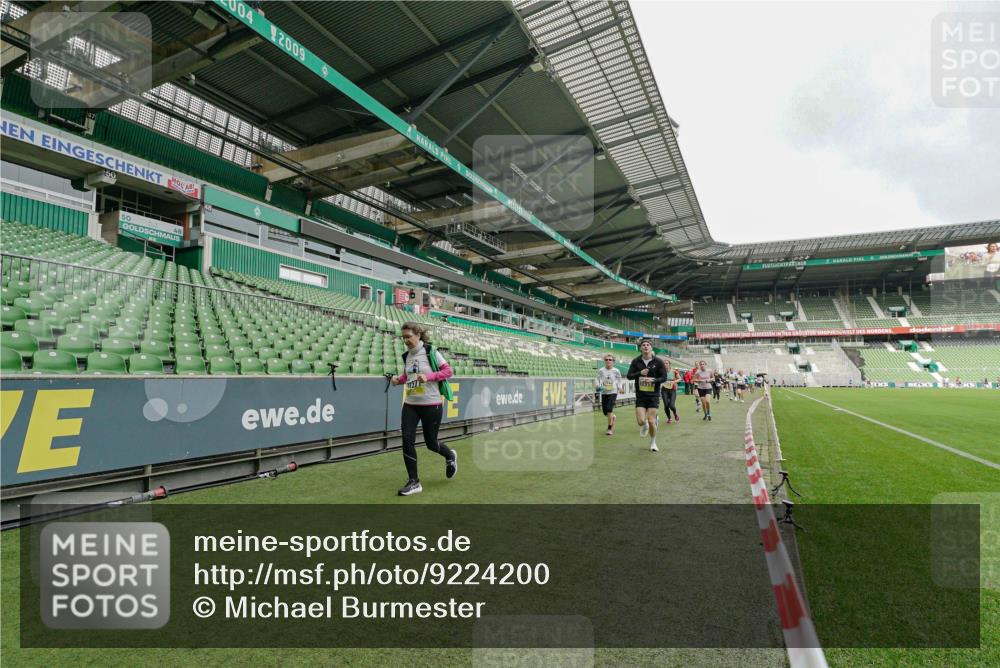 05.10.2025 - 20. swb-Marathon Bremen Michael Burmester http://msf.ph/oto/9224200 05.10.2025 10:32:34 Laufen im Stadion 7165, 8118, 8326, 8333, 9176, 9187, 9238, 9268, 9284, 9295, 9313, 9318, 9392, 9407, 9427, 9436, 9439, 9456, 9461, 9464, 9475, 9494, 9514, 9517, 9548, 9621, 9650, 9701, 9754, 9776, 9807, 9830, 9834, 9868, 9918, 9939, 9956, 9957, 9985, 10007, 10019, 10034, 10038, 10046, 10064, 10075, 10097, 10128, 10174, 10215, 10242, 10262, 10308, 10309, 10326, 10327, 10349, 10369, 10385, 10388, 10416, 10436, 10460, 10468, 10487, 10616, 10662, 10785, 9903, 10014, 10020, 10719 meine-sportfotos.de