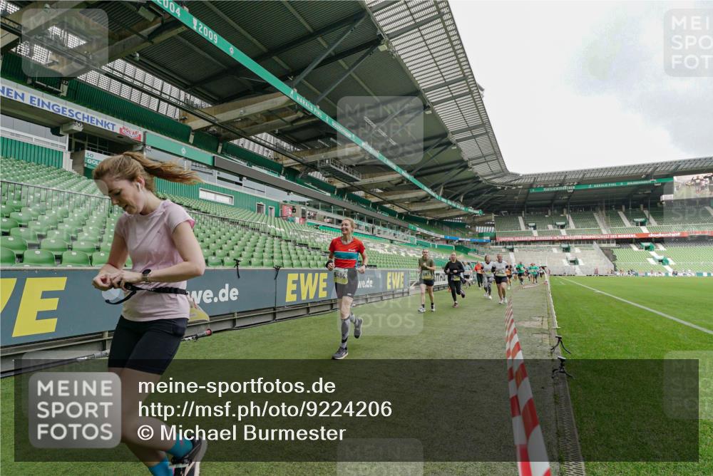 05.10.2025 - 20. swb-Marathon Bremen Michael Burmester http://msf.ph/oto/9224206 05.10.2025 10:32:39 Laufen im Stadion 7165, 8118, 8326, 8333, 9176, 9187, 9195, 9197, 9238, 9268, 9284, 9295, 9313, 9318, 9392, 9402, 9407, 9427, 9436, 9439, 9456, 9461, 9464, 9475, 9492, 9494, 9514, 9517, 9548, 9574, 9621, 9650, 9701, 9754, 9776, 9830, 9834, 9856, 9868, 9918, 9933, 9939, 9950, 9956, 9957, 9985, 10007, 10034, 10038, 10046, 10064, 10075, 10097, 10128, 10174, 10215, 10242, 10262, 10308, 10309, 10326, 10327, 10349, 10385, 10388, 10402, 10416, 10436, 10460, 10487, 10785, 10719 meine-sportfotos.de