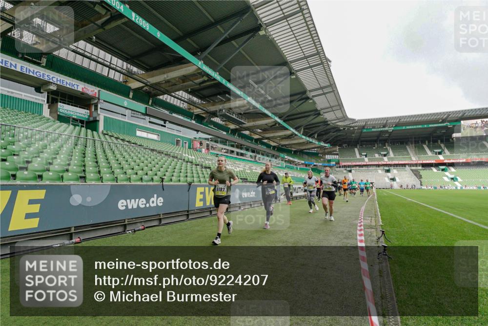 05.10.2025 - 20. swb-Marathon Bremen Michael Burmester http://msf.ph/oto/9224207 05.10.2025 10:32:41 Laufen im Stadion 7165, 8118, 8326, 8333, 9176, 9187, 9195, 9197, 9238, 9268, 9284, 9295, 9313, 9318, 9367, 9392, 9402, 9407, 9427, 9436, 9439, 9456, 9461, 9464, 9475, 9492, 9494, 9514, 9517, 9548, 9570, 9574, 9621, 9650, 9701, 9754, 9776, 9830, 9834, 9856, 9868, 9900, 9918, 9933, 9939, 9950, 9956, 9957, 9985, 10007, 10034, 10038, 10042, 10046, 10064, 10075, 10097, 10128, 10174, 10215, 10242, 10262, 10308, 10309, 10326, 10349, 10385, 10388, 10402, 10416, 10436, 10460, 10475, 10487 meine-sportfotos.de