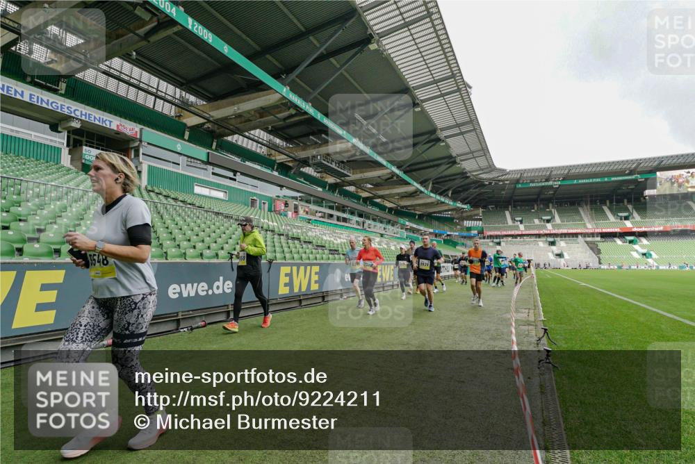 05.10.2025 - 20. swb-Marathon Bremen Michael Burmester http://msf.ph/oto/9224211 05.10.2025 10:32:45 Laufen im Stadion 7165, 8118, 8326, 8333, 9176, 9187, 9195, 9197, 9238, 9268, 9284, 9295, 9313, 9318, 9367, 9392, 9402, 9407, 9427, 9436, 9439, 9456, 9461, 9464, 9475, 9492, 9494, 9514, 9517, 9548, 9570, 9574, 9621, 9650, 9701, 9703, 9754, 9776, 9830, 9834, 9856, 9868, 9900, 9918, 9933, 9939, 9950, 9956, 9957, 9985, 10007, 10034, 10042, 10046, 10075, 10097, 10128, 10174, 10215, 10234, 10253, 10262, 10308, 10309, 10326, 10349, 10385, 10388, 10402, 10416, 10436, 10460, 10475, 10487 meine-sportfotos.de