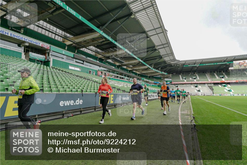 05.10.2025 - 20. swb-Marathon Bremen Michael Burmester http://msf.ph/oto/9224212 05.10.2025 10:32:45 Laufen im Stadion 7165, 8118, 8326, 8333, 9176, 9187, 9195, 9197, 9238, 9268, 9284, 9295, 9313, 9318, 9367, 9392, 9402, 9407, 9427, 9436, 9439, 9456, 9461, 9464, 9475, 9492, 9494, 9514, 9517, 9548, 9570, 9574, 9621, 9650, 9701, 9703, 9754, 9776, 9830, 9834, 9856, 9868, 9900, 9918, 9933, 9939, 9950, 9956, 9957, 9985, 10007, 10034, 10042, 10046, 10075, 10097, 10128, 10174, 10215, 10234, 10253, 10262, 10308, 10309, 10326, 10349, 10385, 10388, 10402, 10416, 10436, 10460, 10475, 10487 meine-sportfotos.de