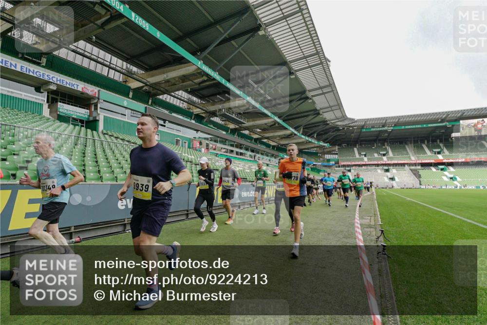05.10.2025 - 20. swb-Marathon Bremen Michael Burmester http://msf.ph/oto/9224213 05.10.2025 10:32:47 Laufen im Stadion 7165, 8326, 8333, 9176, 9187, 9195, 9197, 9238, 9260, 9268, 9284, 9295, 9313, 9318, 9367, 9392, 9402, 9407, 9427, 9436, 9439, 9456, 9461, 9464, 9475, 9492, 9494, 9514, 9517, 9548, 9570, 9574, 9621, 9650, 9701, 9703, 9754, 9776, 9830, 9834, 9856, 9868, 9900, 9918, 9933, 9939, 9950, 9956, 9957, 9985, 10007, 10034, 10042, 10046, 10097, 10128, 10174, 10215, 10234, 10253, 10262, 10308, 10309, 10326, 10349, 10385, 10388, 10394, 10402, 10416, 10436, 10460, 10475, 10487 meine-sportfotos.de