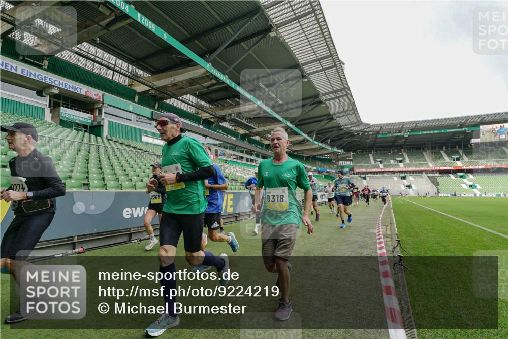 05.10.2025 - 20. swb-Marathon Bremen Michael Burmester http://msf.ph/oto/9224219 05.10.2025 10:32:51 Laufen im Stadion 7165, 8326, 8333, 9176, 9187, 9195, 9197, 9238, 9260, 9268, 9284, 9295, 9313, 9318, 9367, 9392, 9402, 9407, 9436, 9439, 9456, 9461, 9464, 9475, 9492, 9494, 9514, 9517, 9539, 9548, 9570, 9574, 9650, 9703, 9754, 9776, 9830, 9834, 9856, 9868, 9900, 9918, 9933, 9939, 9950, 9956, 9957, 9985, 10007, 10008, 10034, 10042, 10046, 10097, 10174, 10215, 10234, 10253, 10308, 10309, 10326, 10349, 10385, 10387, 10388, 10394, 10402, 10416, 10436, 10460, 10475, 10487 meine-sportfotos.de