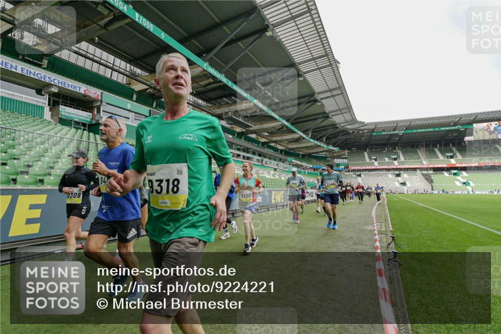 05.10.2025 - 20. swb-Marathon Bremen Michael Burmester http://msf.ph/oto/9224221 05.10.2025 10:32:52 Laufen im Stadion 7165, 8326, 8333, 9176, 9187, 9195, 9197, 9238, 9260, 9268, 9284, 9295, 9313, 9318, 9367, 9392, 9402, 9407, 9436, 9439, 9456, 9461, 9464, 9475, 9492, 9494, 9514, 9517, 9539, 9548, 9570, 9574, 9650, 9703, 9754, 9776, 9830, 9834, 9856, 9868, 9900, 9918, 9933, 9939, 9950, 9956, 9957, 9985, 10007, 10008, 10034, 10042, 10046, 10097, 10174, 10215, 10234, 10253, 10308, 10309, 10326, 10349, 10385, 10387, 10388, 10394, 10402, 10416, 10436, 10460, 10475, 10487 meine-sportfotos.de
