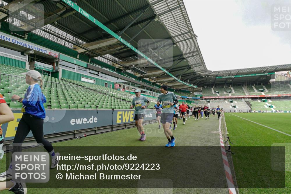 05.10.2025 - 20. swb-Marathon Bremen Michael Burmester http://msf.ph/oto/9224223 05.10.2025 10:32:53 Laufen im Stadion 7165, 8326, 8333, 9176, 9187, 9195, 9197, 9238, 9260, 9268, 9284, 9295, 9313, 9318, 9367, 9392, 9402, 9407, 9436, 9439, 9456, 9461, 9464, 9475, 9492, 9494, 9514, 9517, 9539, 9548, 9570, 9574, 9650, 9703, 9754, 9776, 9830, 9834, 9856, 9868, 9900, 9918, 9933, 9939, 9950, 9957, 9985, 10007, 10008, 10034, 10042, 10046, 10097, 10174, 10215, 10234, 10253, 10308, 10309, 10326, 10349, 10385, 10387, 10388, 10394, 10402, 10416, 10436, 10460, 10475, 10487 meine-sportfotos.de