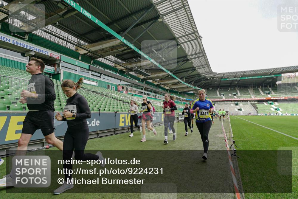 05.10.2025 - 20. swb-Marathon Bremen Michael Burmester http://msf.ph/oto/9224231 05.10.2025 10:32:58 Laufen im Stadion 7165, 8326, 8333, 9176, 9187, 9195, 9197, 9238, 9258, 9260, 9268, 9284, 9295, 9313, 9318, 9367, 9392, 9402, 9407, 9436, 9439, 9456, 9461, 9464, 9475, 9492, 9494, 9514, 9517, 9539, 9548, 9570, 9574, 9650, 9654, 9703, 9754, 9830, 9834, 9835, 9856, 9868, 9900, 9918, 9933, 9939, 9950, 9957, 9985, 10007, 10008, 10034, 10042, 10046, 10097, 10174, 10215, 10234, 10253, 10308, 10309, 10326, 10349, 10385, 10387, 10388, 10394, 10402, 10416, 10436, 10460, 10475, 10487 meine-sportfotos.de