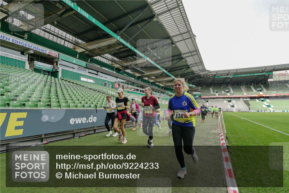 05.10.2025 - 20. swb-Marathon Bremen Michael Burmester http://msf.ph/oto/9224233 05.10.2025 10:32:59 Laufen im Stadion 7165, 9176, 9187, 9195, 9197, 9238, 9258, 9260, 9268, 9284, 9295, 9313, 9318, 9367, 9392, 9402, 9407, 9436, 9439, 9456, 9461, 9464, 9475, 9492, 9494, 9514, 9517, 9539, 9548, 9570, 9574, 9577, 9650, 9654, 9703, 9754, 9830, 9834, 9835, 9856, 9868, 9900, 9918, 9933, 9939, 9950, 9957, 9985, 10007, 10008, 10034, 10042, 10046, 10097, 10174, 10215, 10234, 10253, 10308, 10309, 10326, 10349, 10385, 10387, 10388, 10394, 10402, 10416, 10436, 10460, 10475, 10487 meine-sportfotos.de