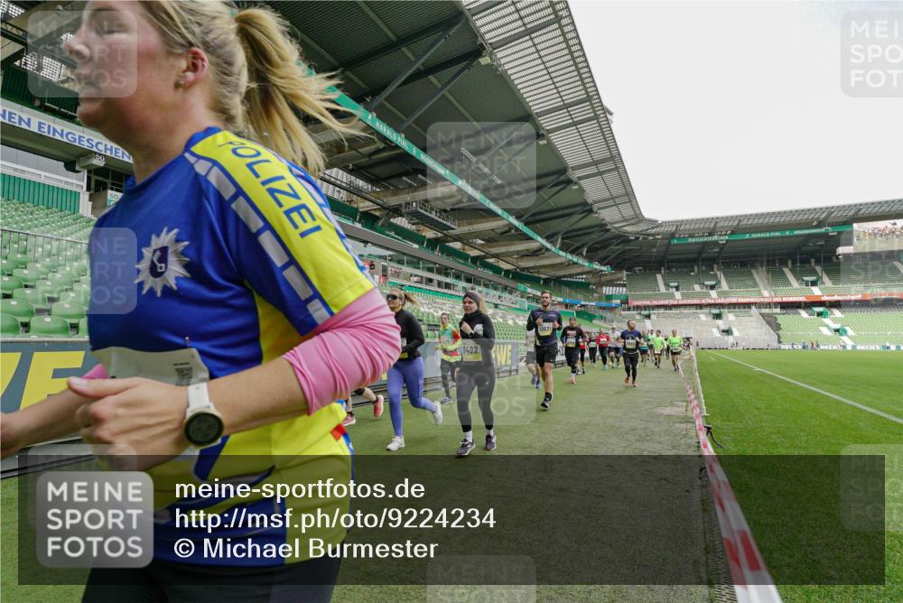 05.10.2025 - 20. swb-Marathon Bremen Michael Burmester http://msf.ph/oto/9224234 05.10.2025 10:32:59 Laufen im Stadion 7165, 9176, 9187, 9195, 9197, 9238, 9258, 9260, 9268, 9284, 9295, 9313, 9318, 9367, 9392, 9402, 9407, 9436, 9439, 9456, 9461, 9464, 9475, 9492, 9494, 9514, 9517, 9539, 9548, 9570, 9574, 9577, 9650, 9654, 9703, 9754, 9830, 9834, 9835, 9856, 9868, 9900, 9918, 9933, 9939, 9950, 9957, 9985, 10007, 10008, 10034, 10042, 10046, 10097, 10174, 10215, 10234, 10253, 10308, 10309, 10326, 10349, 10385, 10387, 10388, 10394, 10402, 10416, 10436, 10460, 10475, 10487 meine-sportfotos.de