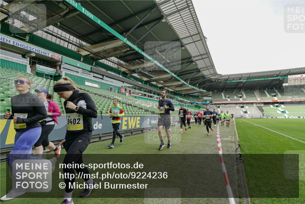05.10.2025 - 20. swb-Marathon Bremen Michael Burmester http://msf.ph/oto/9224236 05.10.2025 10:33:00 Laufen im Stadion 7165, 9176, 9187, 9195, 9197, 9238, 9258, 9260, 9268, 9284, 9295, 9313, 9318, 9367, 9392, 9402, 9407, 9436, 9439, 9456, 9461, 9464, 9475, 9492, 9494, 9514, 9517, 9539, 9548, 9570, 9574, 9577, 9650, 9654, 9703, 9754, 9830, 9834, 9835, 9856, 9868, 9900, 9918, 9933, 9939, 9950, 9957, 9985, 10007, 10008, 10034, 10042, 10046, 10097, 10174, 10215, 10233, 10234, 10253, 10308, 10309, 10323, 10326, 10349, 10385, 10387, 10388, 10394, 10402, 10416, 10436, 10460, 10475, 10487 meine-sportfotos.de
