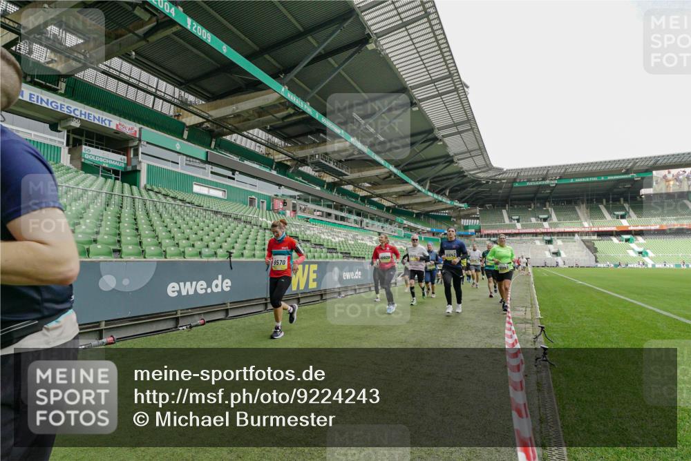 05.10.2025 - 20. swb-Marathon Bremen Michael Burmester http://msf.ph/oto/9224243 05.10.2025 10:33:04 Laufen im Stadion 7077, 7165, 9187, 9195, 9197, 9238, 9258, 9260, 9268, 9284, 9295, 9318, 9359, 9367, 9392, 9402, 9407, 9436, 9456, 9461, 9464, 9475, 9492, 9494, 9514, 9517, 9539, 9548, 9570, 9574, 9577, 9650, 9654, 9703, 9754, 9830, 9835, 9856, 9900, 9918, 9933, 9939, 9950, 9985, 10007, 10008, 10034, 10042, 10046, 10097, 10174, 10232, 10233, 10234, 10253, 10308, 10309, 10323, 10326, 10349, 10385, 10387, 10388, 10394, 10402, 10416, 10436, 10475, 10484, 10487, 10533, 10915 meine-sportfotos.de