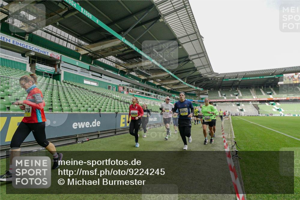 05.10.2025 - 20. swb-Marathon Bremen Michael Burmester http://msf.ph/oto/9224245 05.10.2025 10:33:05 Laufen im Stadion 7077, 7165, 9187, 9195, 9197, 9238, 9258, 9260, 9268, 9284, 9295, 9318, 9359, 9367, 9392, 9402, 9407, 9456, 9461, 9464, 9475, 9492, 9494, 9514, 9517, 9539, 9548, 9570, 9574, 9577, 9650, 9654, 9703, 9754, 9830, 9835, 9856, 9900, 9918, 9933, 9939, 9950, 10007, 10008, 10034, 10042, 10046, 10097, 10174, 10232, 10233, 10234, 10253, 10256, 10308, 10309, 10323, 10326, 10349, 10385, 10387, 10388, 10394, 10402, 10416, 10436, 10475, 10484, 10487, 10533, 10915 meine-sportfotos.de
