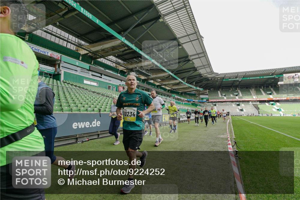 05.10.2025 - 20. swb-Marathon Bremen Michael Burmester http://msf.ph/oto/9224252 05.10.2025 10:33:08 Laufen im Stadion 7077, 7165, 9187, 9195, 9197, 9238, 9258, 9260, 9295, 9318, 9359, 9367, 9392, 9402, 9407, 9456, 9461, 9464, 9475, 9492, 9494, 9514, 9539, 9548, 9570, 9574, 9577, 9650, 9654, 9703, 9717, 9754, 9835, 9856, 9900, 9918, 9933, 9935, 9939, 9950, 10007, 10008, 10032, 10034, 10042, 10046, 10097, 10174, 10232, 10233, 10234, 10253, 10256, 10308, 10309, 10323, 10326, 10349, 10387, 10388, 10394, 10402, 10416, 10436, 10475, 10484, 10487, 10533, 10915, 10992 meine-sportfotos.de